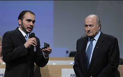 Muốn “lên ngôi” để dẹp bê bối