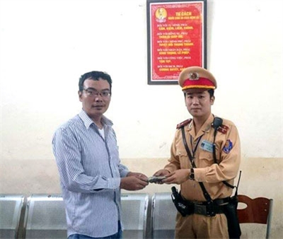 Cảnh sát giao thông trả lại của rơi