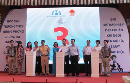 Bảo đảm an toàn cho người đi xe đạp điện, xe máy điện