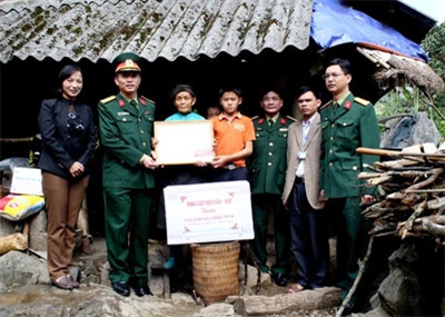 Tổng cục Hậu cần tặng quà các gia đình chính sách, hộ nghèo