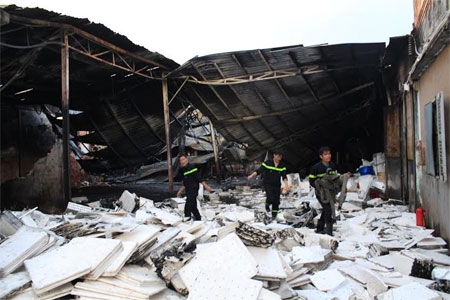 Cháy lớn thiêu rụi gần 1000m2 xưởng chế biến hải sản