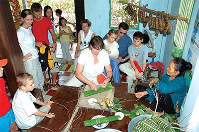 Du khách thích thú trải nghiệm Tết Việt