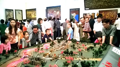 Đưa con đi hội để học sử