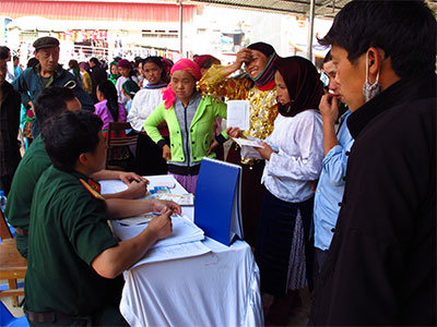 Hòa vào chợ phiên để khám bệnh cho đồng bào