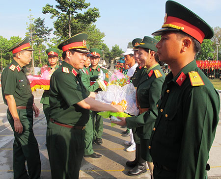 Thượng tướng Ngô Xuân Lịch thăm, tặng quà lực lượng diễu binh, diễu hành