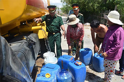 Quân dân Ninh Thuận chung tay chống hạn 