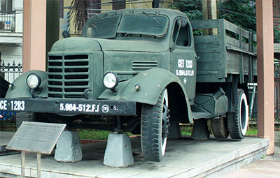 Xe ô tô vận tải đầu tiên chở quân vào dinh Độc Lập