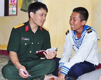 Cây bút trên mép trước chiến hào