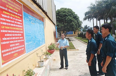 Giáo dục tốt để bộ đội thêm yêu đơn vị