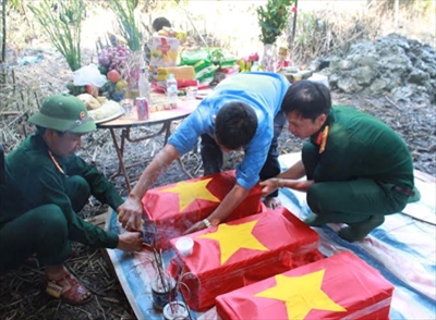 Gia đình các anh ở đâu?