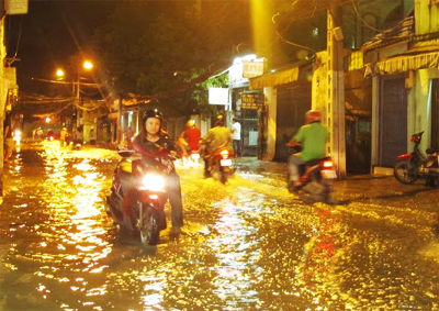 TP Hồ Chí Minh ngập sâu trên diện rộng, kẹt xe nghiêm trọng sau mưa lớn