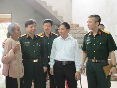 Báo Quân đội nhân dân trao tặng nhà tình nghĩa