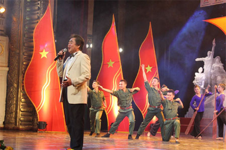 NSND Quang Thọ mang tiếng hát đến với chiến sĩ mọi miền Tổ quốc