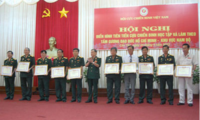 Giỏi việc nhà, vẹn tình đồng đội, lo toan việc nước