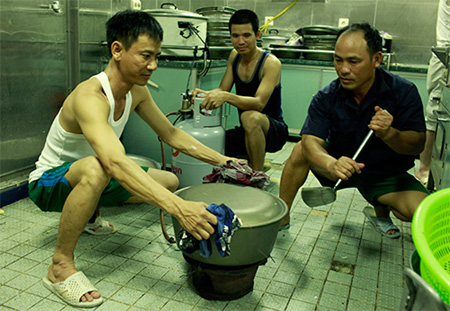 Những bữa cơm trộn sóng và mồ hôi