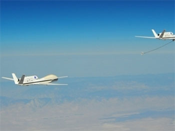 Mỹ thử thành công khả năng UAV tự tiếp liệu trên không