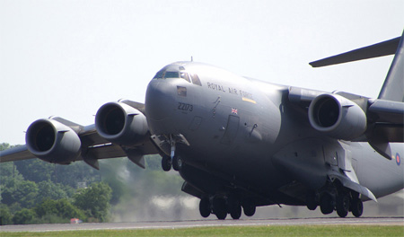 Anh mua động cơ dự phòng cho các máy bay Globemaster III