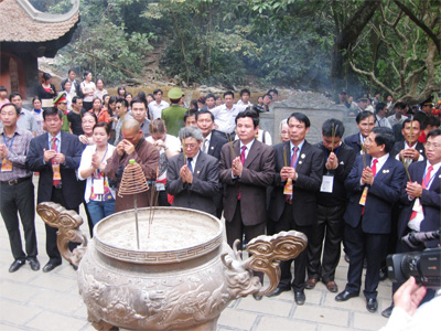 Đoàn kiều bào dâng hương tại Đền Hùng