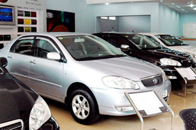 Đua nhau bán ôtô chạy phí