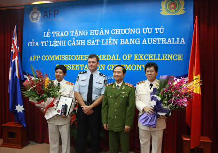 AFP trao tặng Huân chương ưu tú cho 2 sĩ quan công an cao cấp Việt Nam