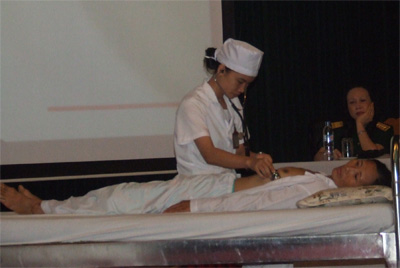 8 kíp tham gia Hội thao Kỹ thuật khám lâm sàng năm 2012