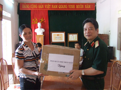 Báo Quân đội nhân dân thăm, tặng quà thôn Khau Diều