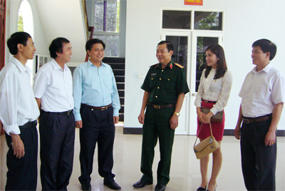 Khen thưởng các tập thể, cá nhân có thành tích xuất sắc trong công tác QP - QSĐP