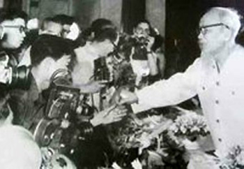 Học tập Bác Hồ trả lời phỏng vấn báo chí