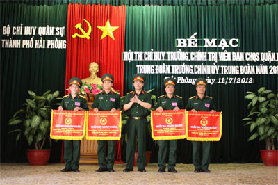 100% chỉ huy trưởng và chính trị viên quận, huyện và trung đoàn trưởng, chính ủy trung đoàn đạt điểm khá, giỏi
