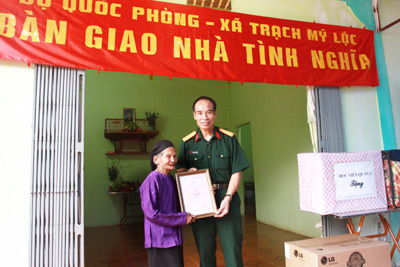 Học viện Quân y trao 2 nhà tình nghĩa cho mẹ liệt sĩ