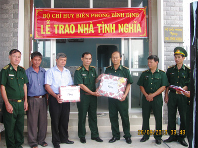 Bàn giao nhà tình nghĩa và mái ấm tình thương