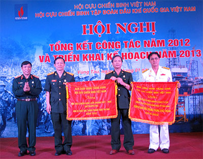 Gần 300 tập thể, cá nhân được khen thưởng trong năm 2012