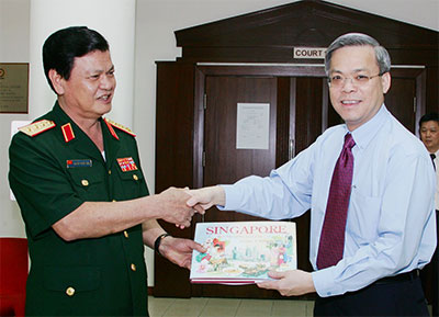 Thượng tướng Nguyễn Thành Cung thăm, làm việc tại Tòa án Quân sự Trung ương các LLVT Singapore