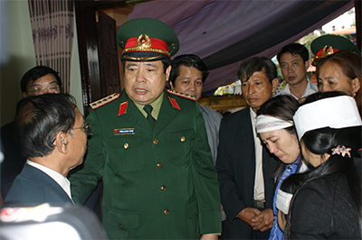 Đại tướng Phùng Quang Thanh kiểm tra và chỉ đạo công tác khắc phục hậu quả vụ cháy nổ tại Nhà máy Z121