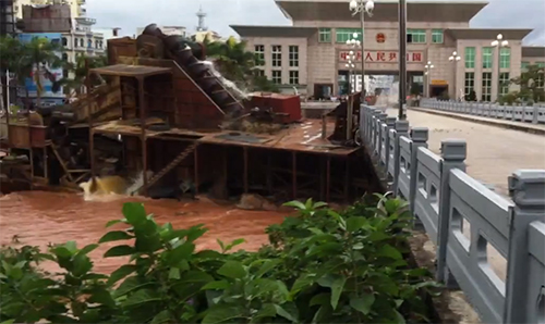 Pông-tông hút cát Trung Quốc đâm vào cầu Bắc Luân