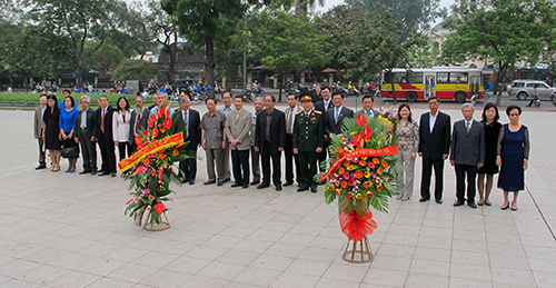 Muôn lòng thành kính dâng lên lãnh tụ của giai cấp Công-Nông