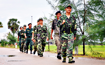 Tham gia giữ vững đường biên giới hòa bình, ổn định