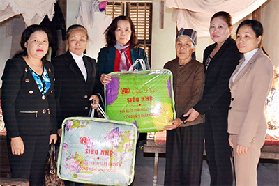 Trao tiền, quà ủng hộ gia đình bà Trần Thị Dinh