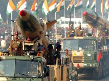 Châu Á lần đầu tiên vượt châu Âu về chi tiêu quốc phòng