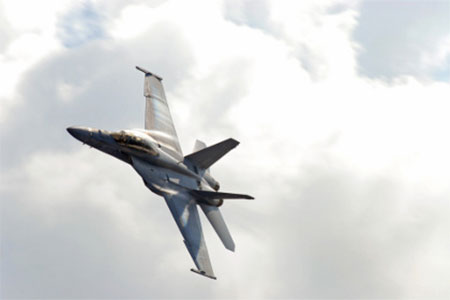 Mỹ nối tầm của Super Hornet bằng…bình dầu phụ