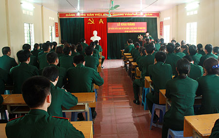 Khai giảng lớp huấn luyện quân sự cho QNCN, CCQP, CNVQP