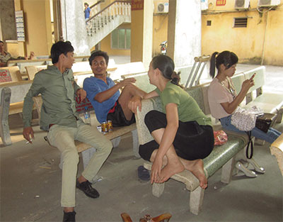 Luật đã “mạnh tay”,  khói thuốc vẫn… bay!