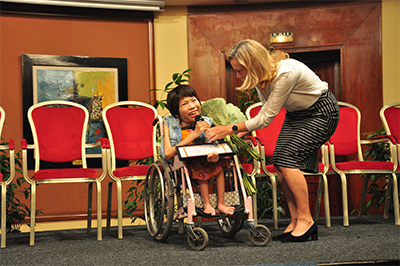 Cô gái tật nguyền vượt lên số phận