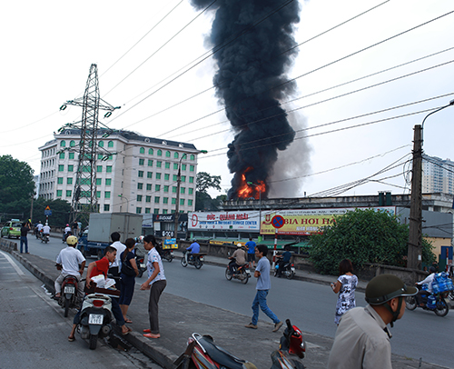 Hà Nội: Cây xăng ở phố Trần Hưng Đạo bốc cháy
