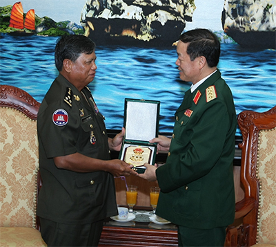 Thượng tướng Lê Hữu Đức tiếp Đoàn cán bộ Cục Phát triển, Bộ Quốc phòng Cam -pu-chia