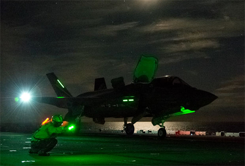 F-35B lần đầu tiên hạ cánh thành công trên hạm trong đêm