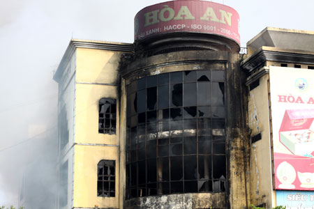 Một phần tòa nhà Trung tâm Thương mại đã bị sập