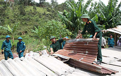 Quân dân nỗ lực khắc phục hậu quả lốc xoáy và mưa đá ở Đức Trọng, Lâm Đồng