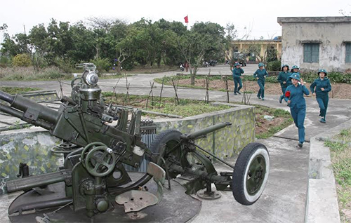 Xuân về trận địa phòng không dân quân gái