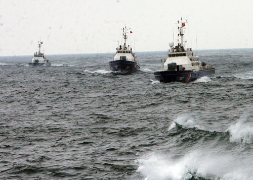 Cảnh sát biển diễn tập chống cướp biển có vũ trang